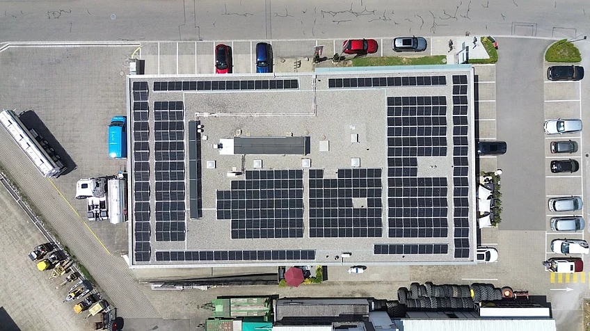 Solarstrom auf den Dächern der Gewerbestrasse 9+11 in Kleinandelfingen