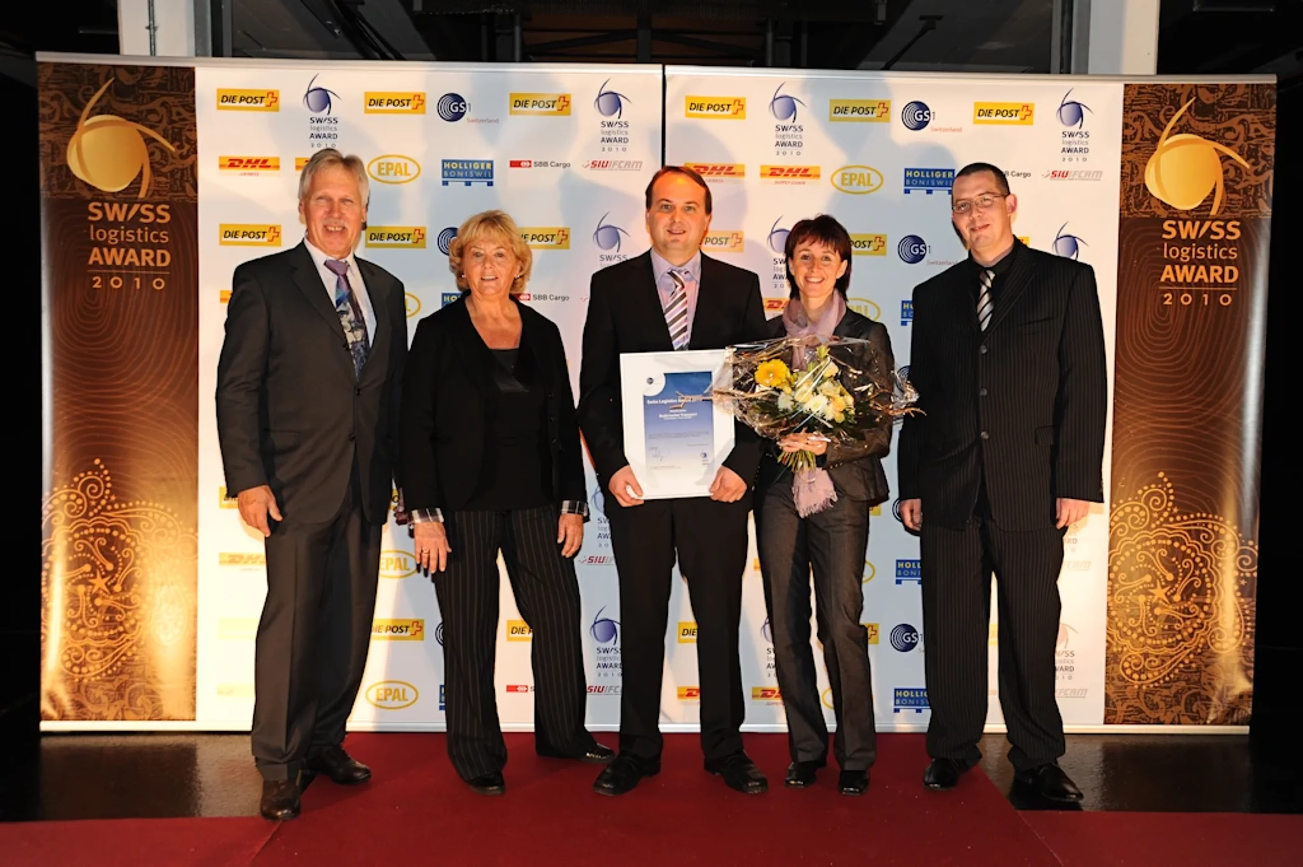 Europäischer Logistics Award 2011 gewonnen für unseren Kombi-Auflieger mit Doppelnutzung. Europäischer Logistics Award 2011 gewonnen für unseren Kombi-Auflieger mit Doppelnutzung.