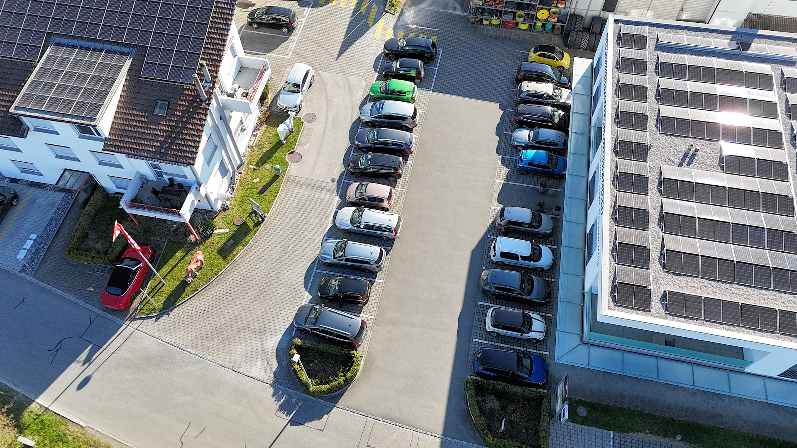 Neu - 84 PW-Parkplätze sowie 25 Zweiradparkplätze